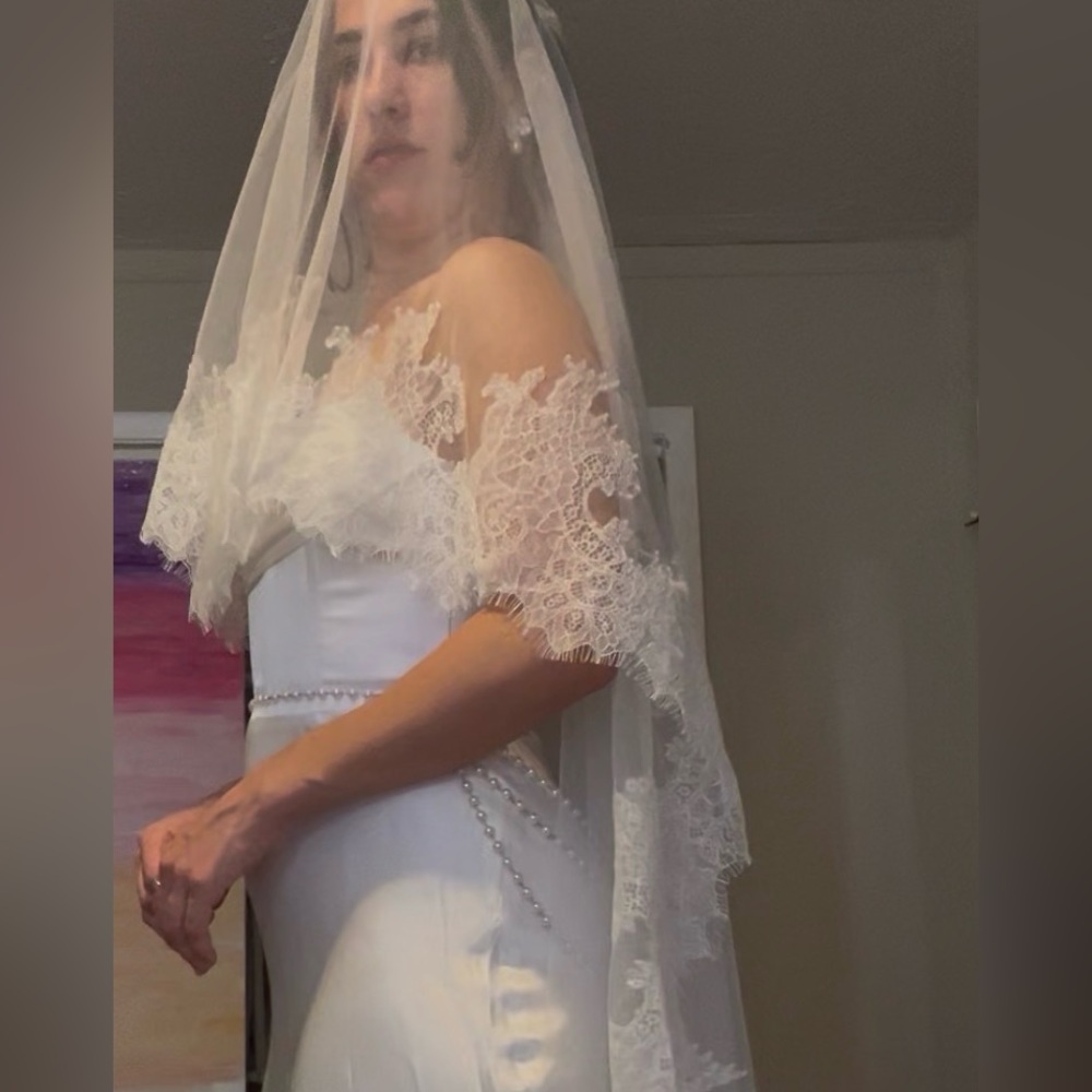 Wide Chantilly Lace bridal veil, 2-Tier Chantilly lace Drop Veil with Blusher - Picture 3 of 8